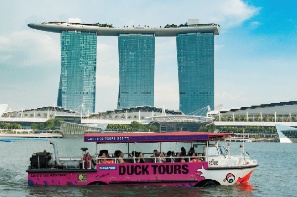 Visite guidée de la ville en bateau-canard par Siti