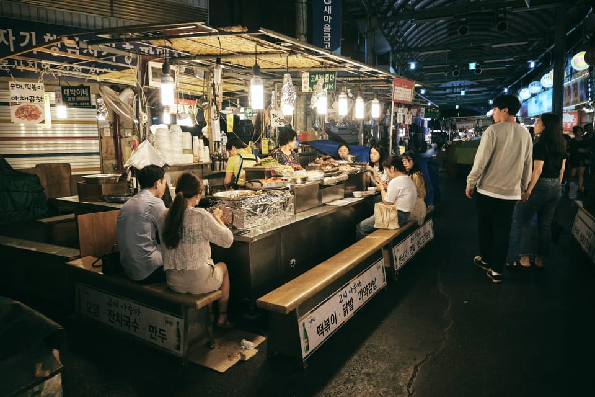 Visite gastronomique guidée nocturne du palais, du temple et du marché