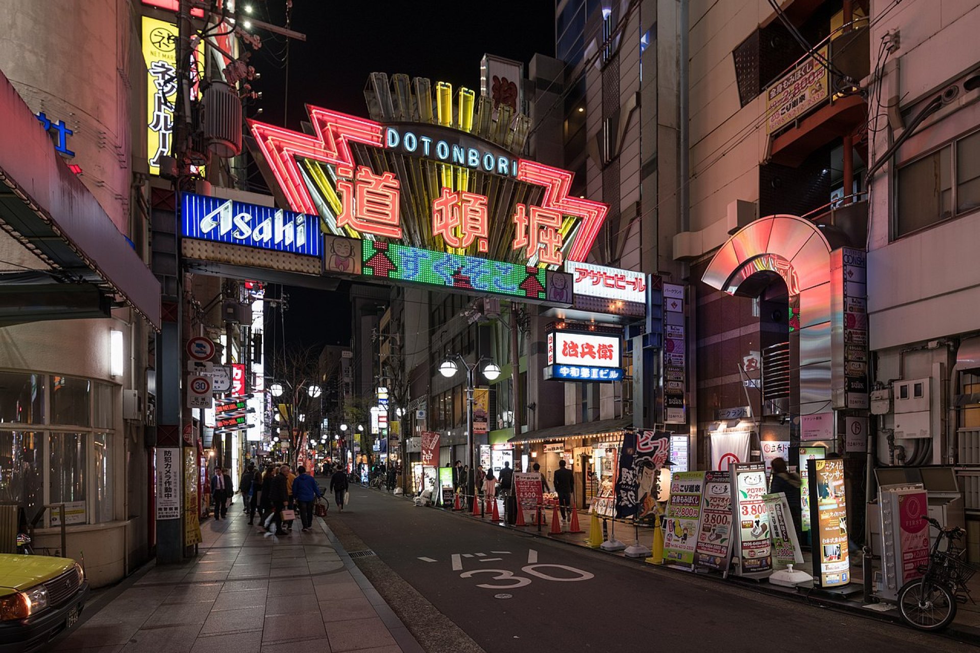 Explorer le quartier de Dotonbori : lumières, shopping et ambiance